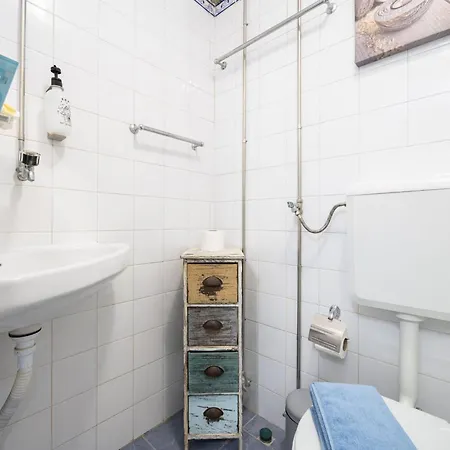 Crooked House Alfama *