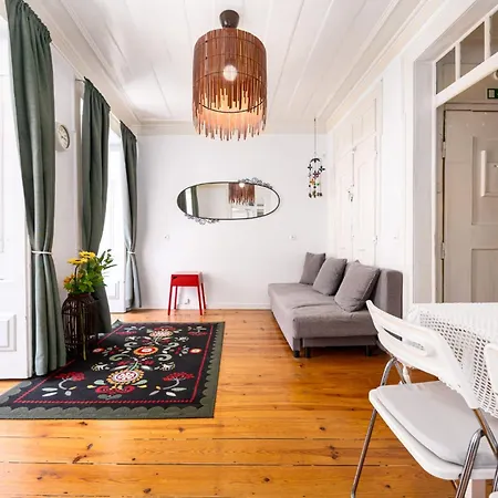 Crooked House Alfama Апартаменти *