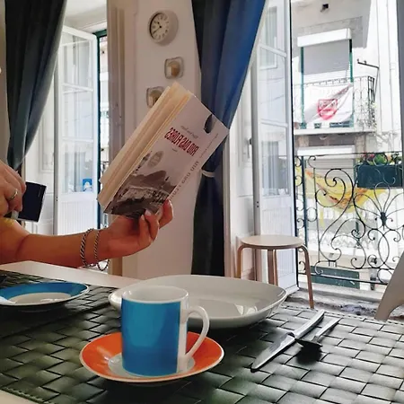 Апартаменти Crooked House Alfama *